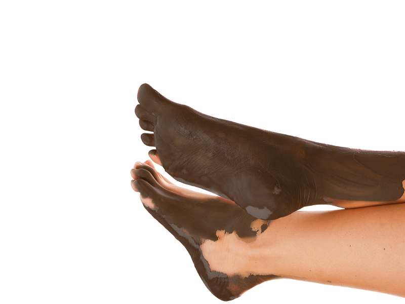 Rejuvenating foot mud mask with soy wax